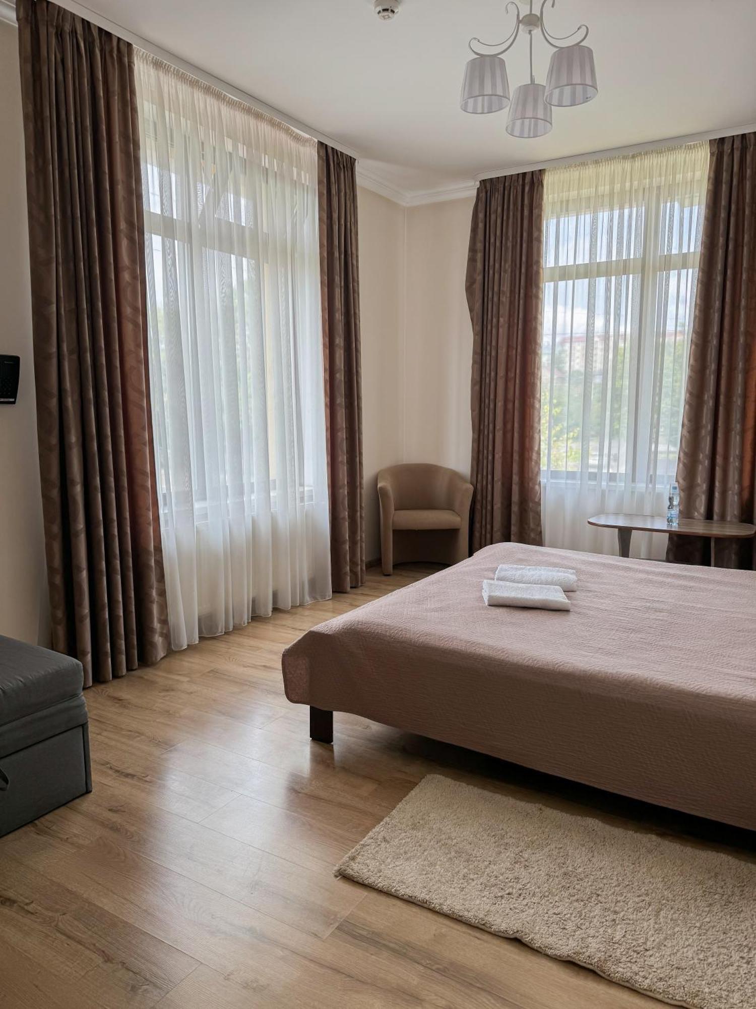 Орк "Блісс" Hotel Rivne Exterior photo